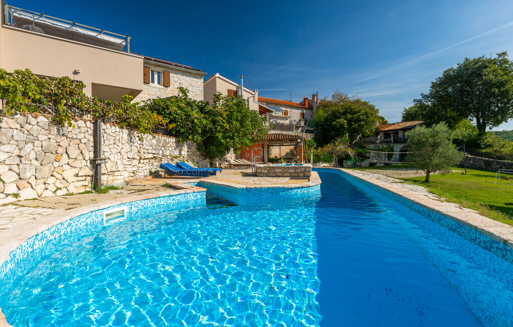 Villa Gigi stone house beside the private pool